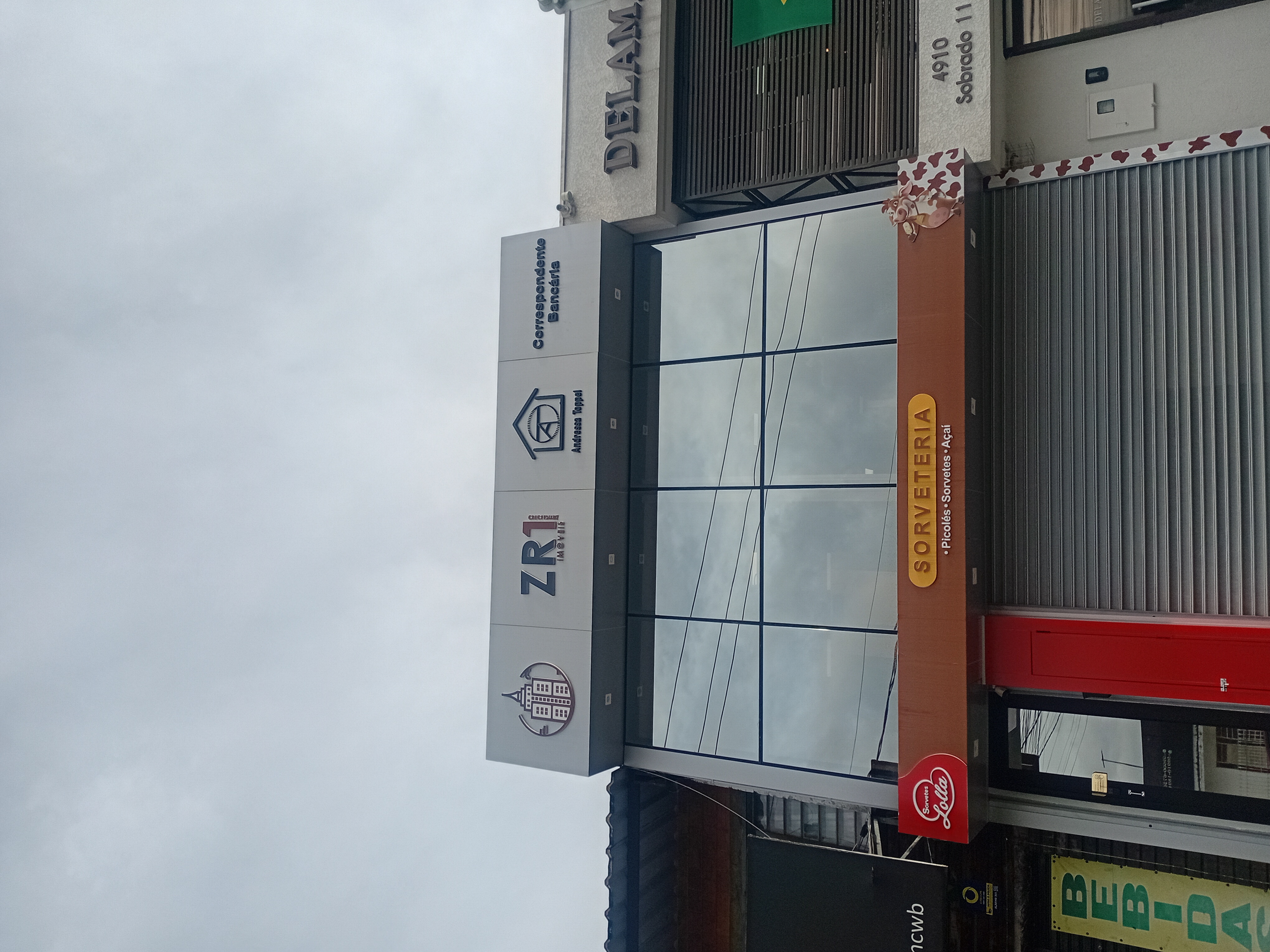 Fachada Comercial Alta. — antes e depois da limpeza