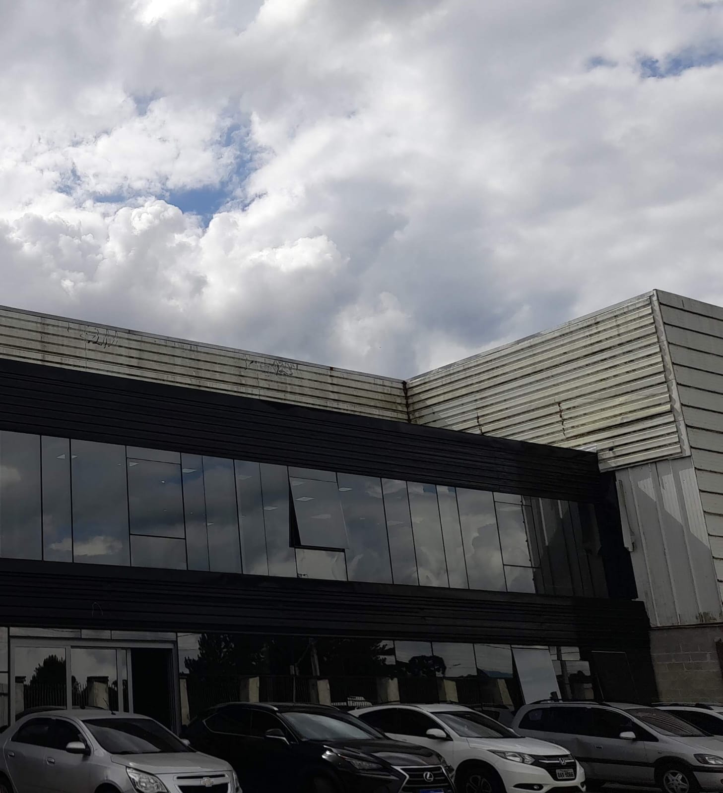 Fachada comercial antes e depois da limpeza profissional — antes