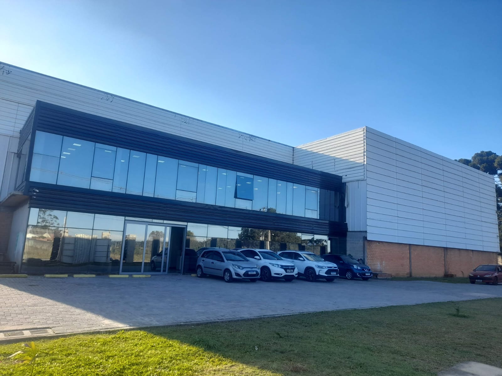 Fachada comercial antes e depois da limpeza profissional — depois